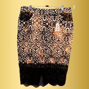 Skirt size 10 Ladies. 15.5 inch waist. 26 inches long Little split in the back.